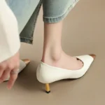 کفش پاشنه‌دار زنانه رنگ‌نود جزئیات‌فلزی - Image 3