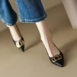 کفش پاشنه‌دار زنانه طلایی سگک‌فلزی - Image 2