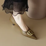 کفش پاشنه‌دار زنانه طلایی سگک‌فلزی - Image 5